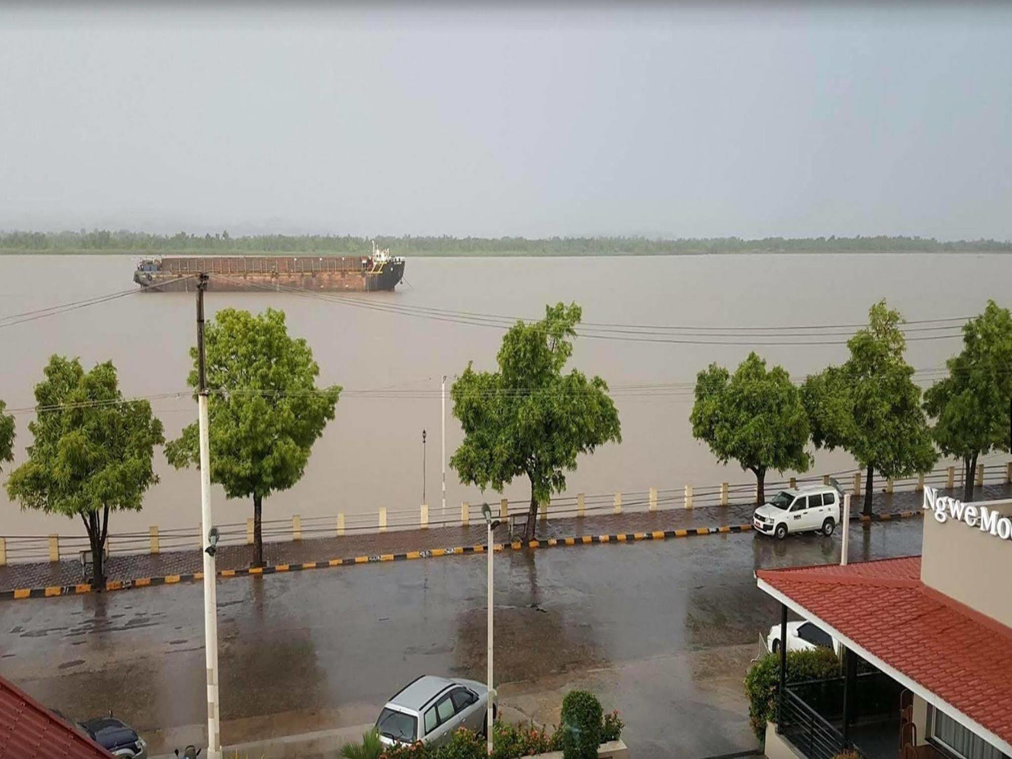 Ngwe Moe Hotel Mawlamyine Bagian luar foto