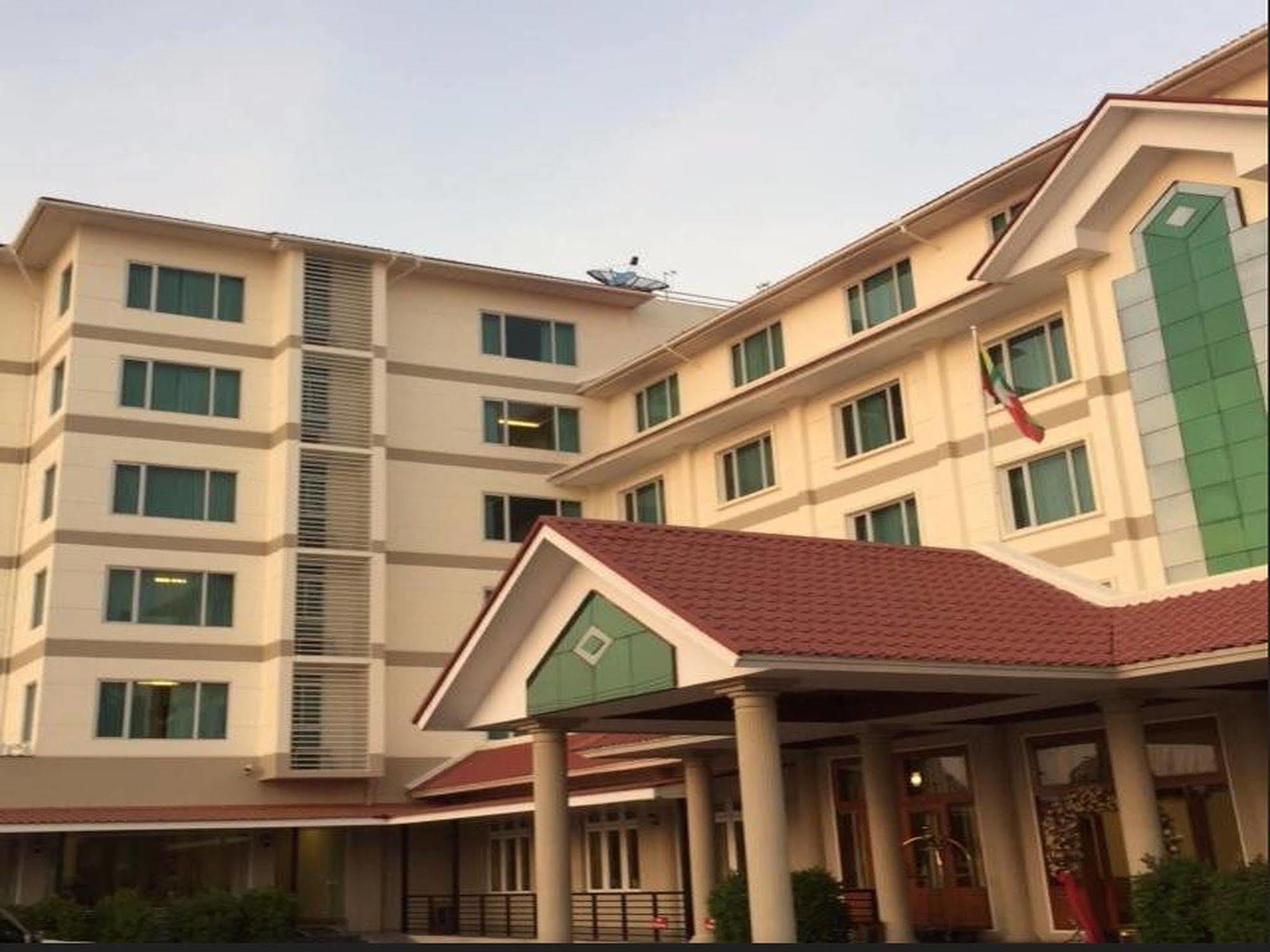 Ngwe Moe Hotel Mawlamyine Bagian luar foto