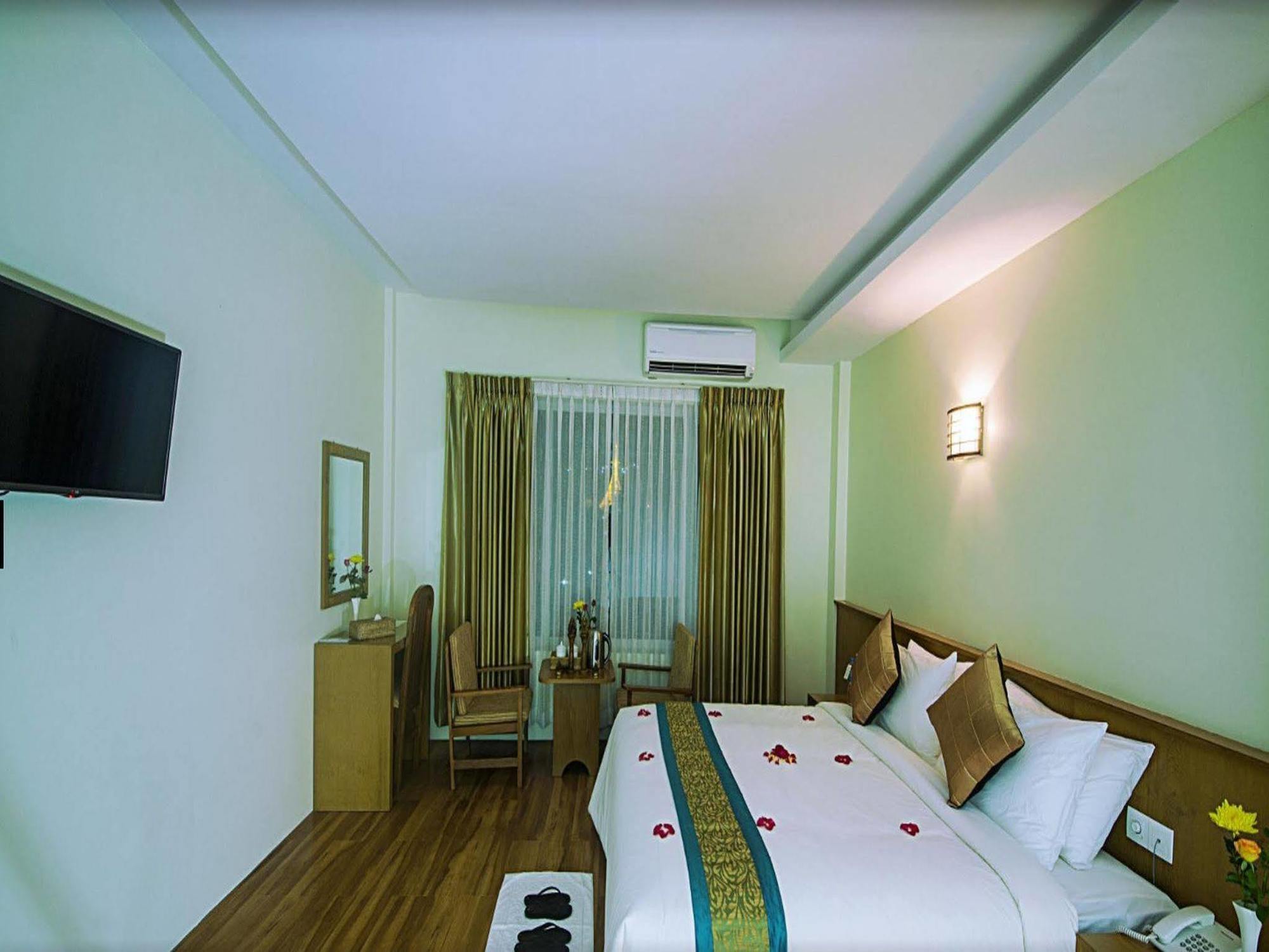 Ngwe Moe Hotel Mawlamyine Bagian luar foto