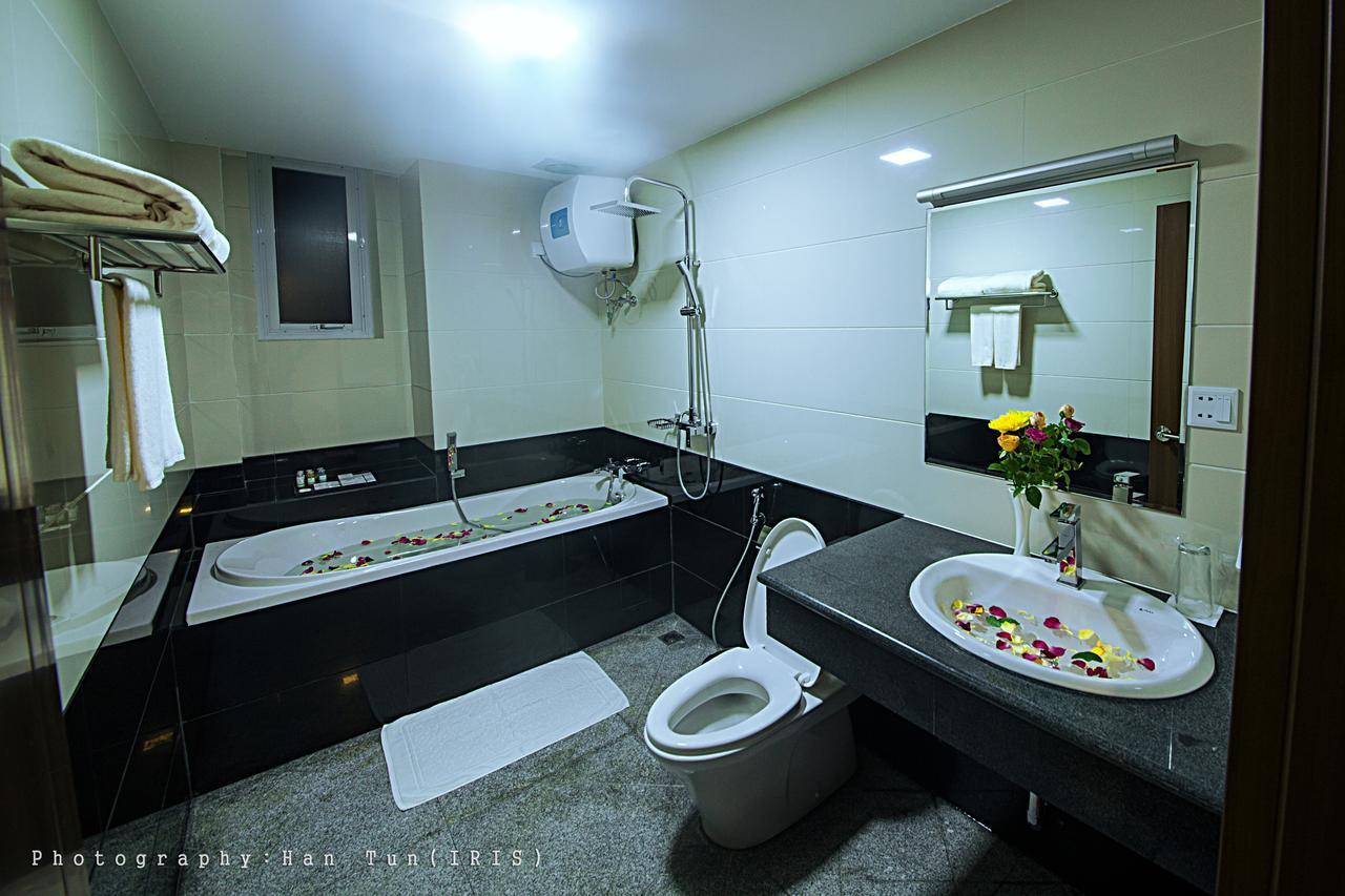 Ngwe Moe Hotel Mawlamyine Bagian luar foto