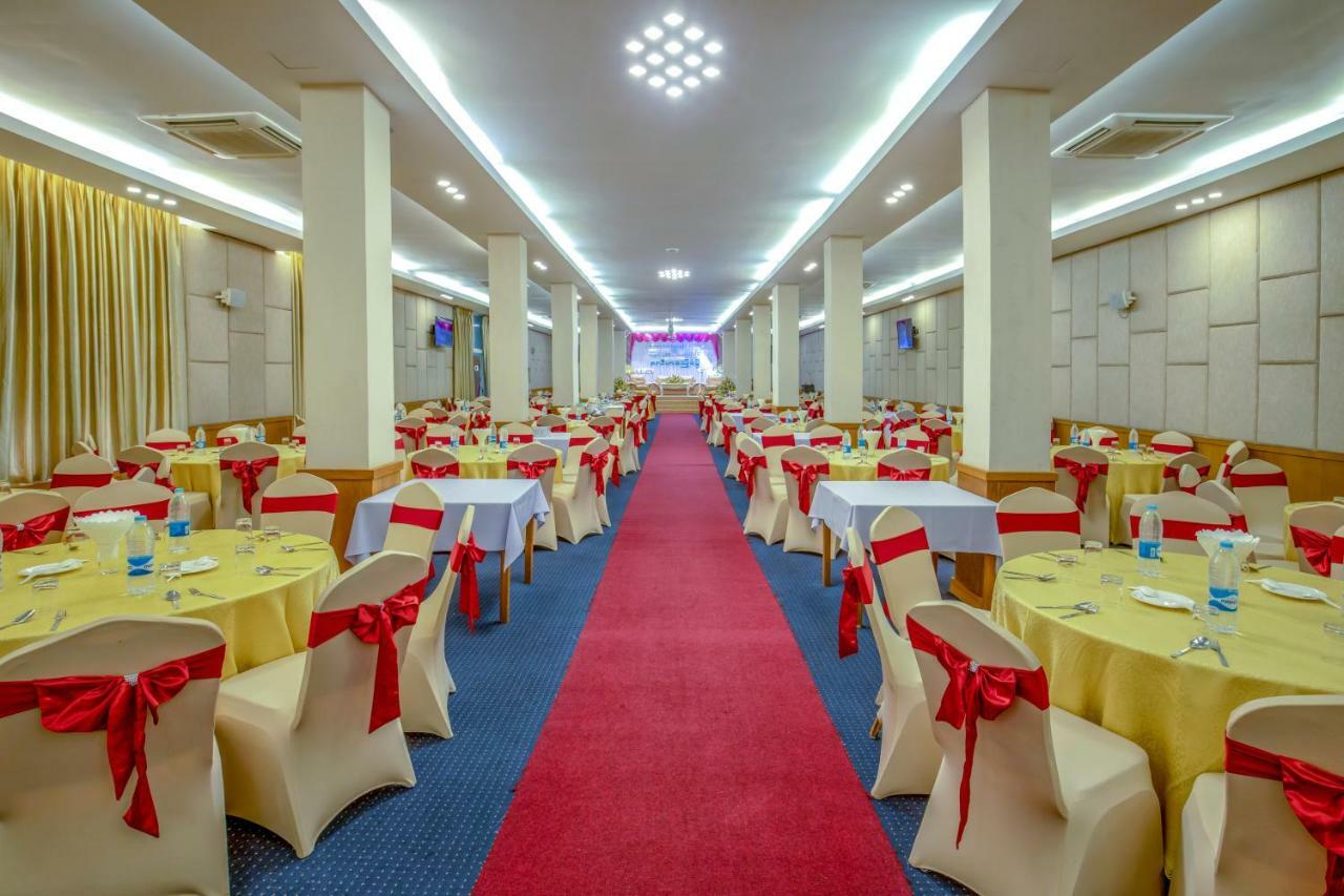 Ngwe Moe Hotel Mawlamyine Bagian luar foto