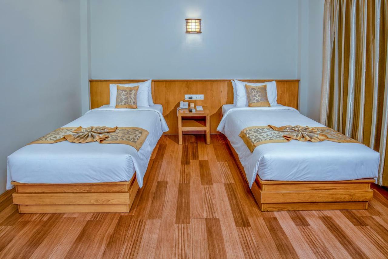 Ngwe Moe Hotel Mawlamyine Bagian luar foto