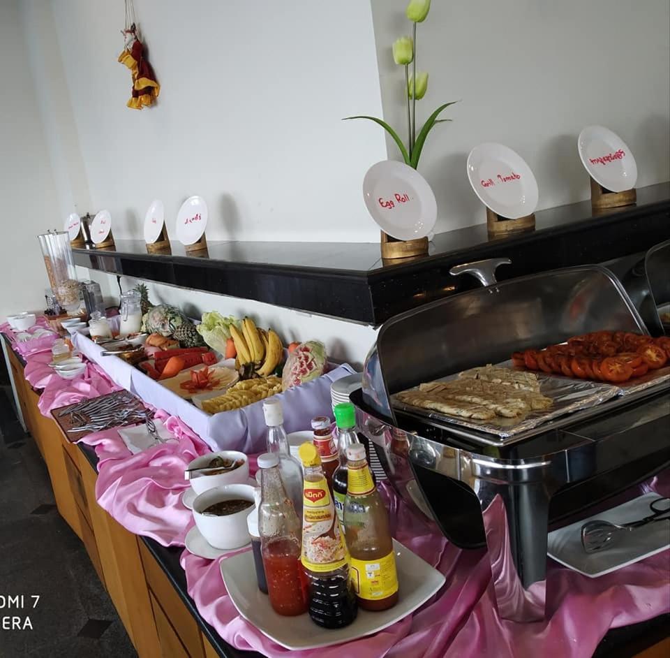 Ngwe Moe Hotel Mawlamyine Bagian luar foto