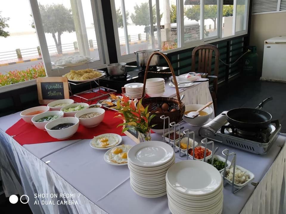 Ngwe Moe Hotel Mawlamyine Bagian luar foto