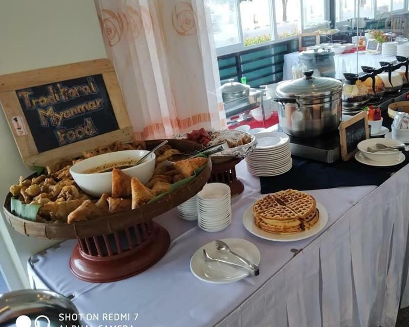 Ngwe Moe Hotel Mawlamyine Bagian luar foto